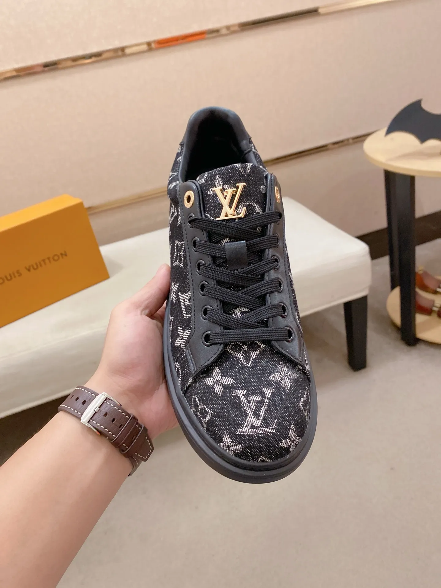 Men's shoes 💰: 400💰🎉🎉LV~Louis Vuitton trendy men's shoes New shipments Latest matching The same style as the official website Super high quality Hot sales of the season [strong] [strong] [strong] Selected first-layer cowhide, comfortable cowhide lining, original last, comfortable on the foot, wear-resistant rubber outsole Size number: 38-44.
